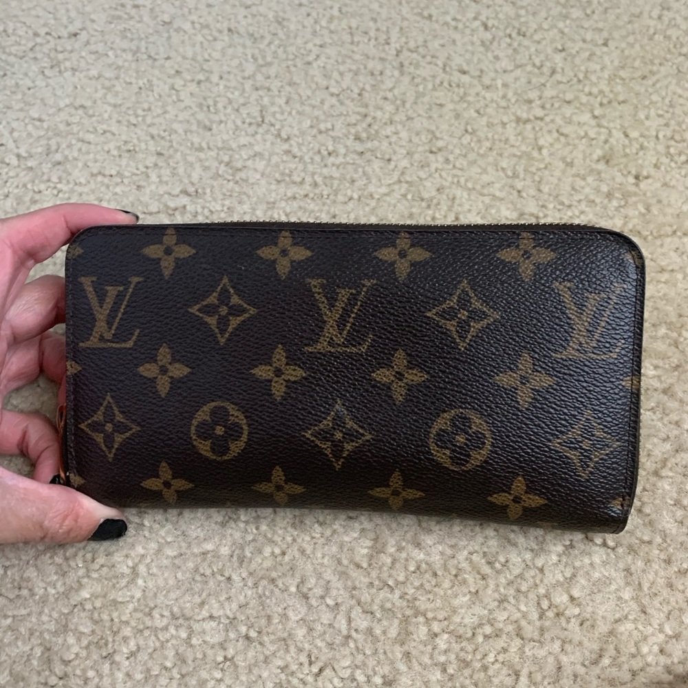 Louis Vuitton zippy wallet